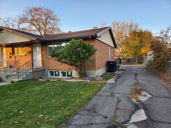 Building Photo - Newly Remodeled 1 Bd 1 Bath Triplex in Sandy