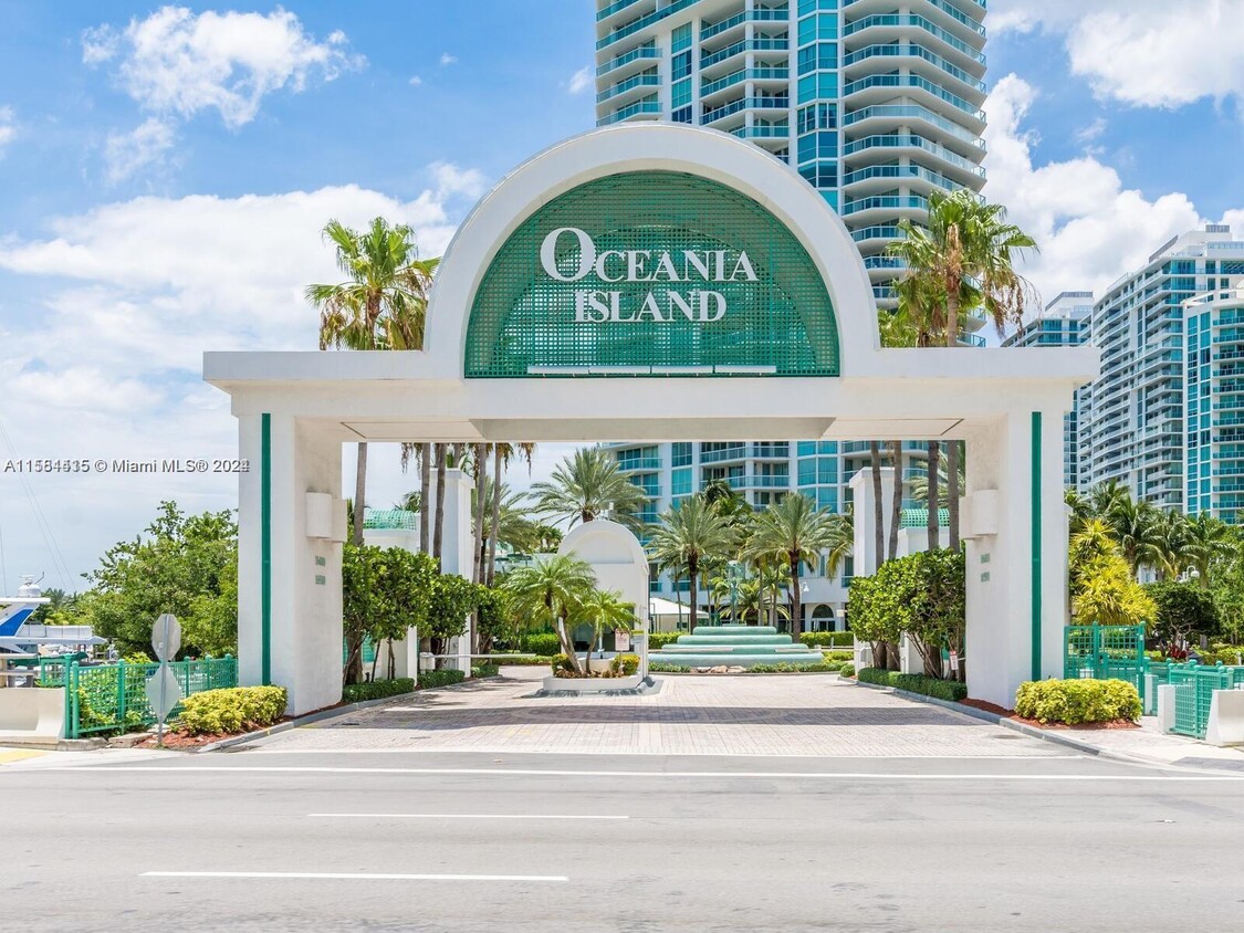 Primary Photo - 16500 Collins Ave