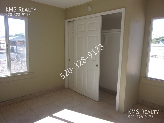 Building Photo - 3 bedroom 1.5 Bath home- 220 W Delano Stre...