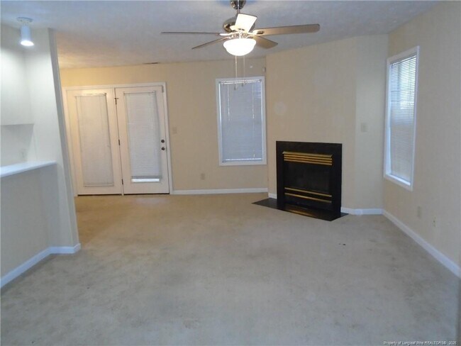 Foto del edificio - 241 Waterdown Dr