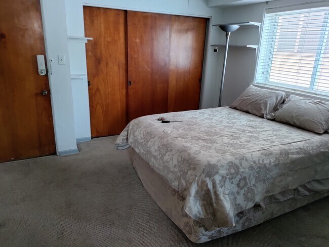Studio Room - 2306 W 5th Ave