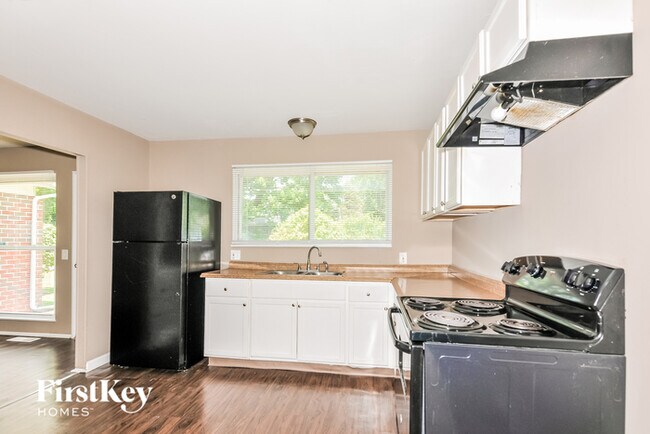 Building Photo - 2415 Greenbriar Dr