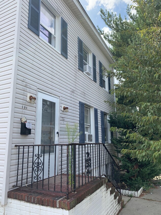 Primary Photo - 104 Guilden St