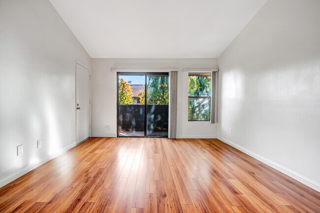 Foto del edificio - 7308 Corbin Ave