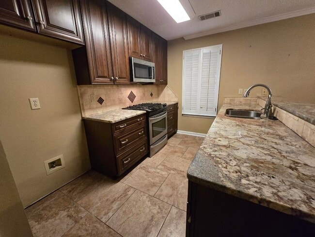 Building Photo - 3313 Henson Pl
