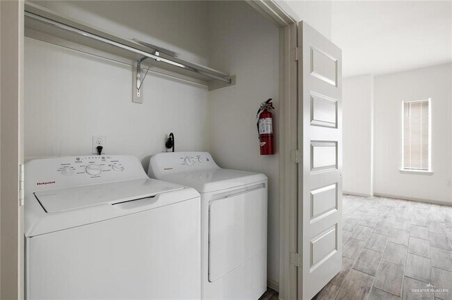 Building Photo - 439 Frio Ln