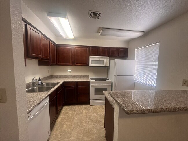 Building Photo - "Charming 2-Bed, 2-Bath Oasis in Las Vegas - Spacious 978 Sq Ft Haven!"
