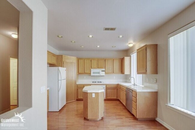 Foto del edificio - Immaculate 3Bdm 2.5Ba Townhouse with  2-Car Garage