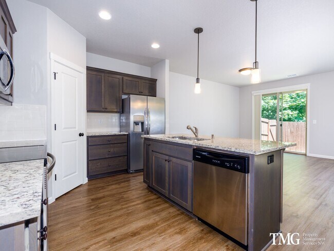 Foto del edificio - End-Unit Townhome - Modern Finishes - 2 Ca...