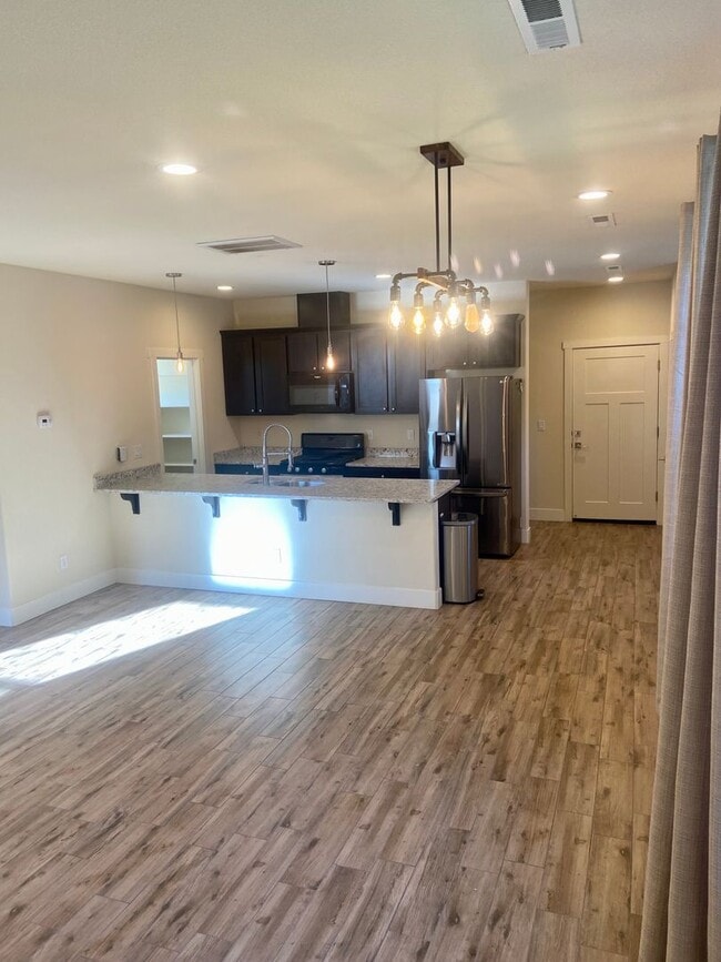 Building Photo - 4 Bedroom Home Close to Schools, Dining an...