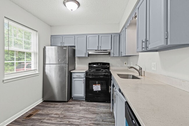 Foto del edificio - Summer Special! Updated 3BR Townhome with Basement + $250 Off First Month’s Rent