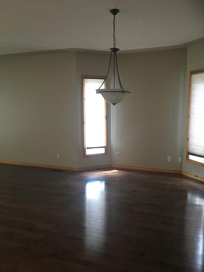 Building Photo - 4 Bed 3.5 Bath Unit in Olds, AB