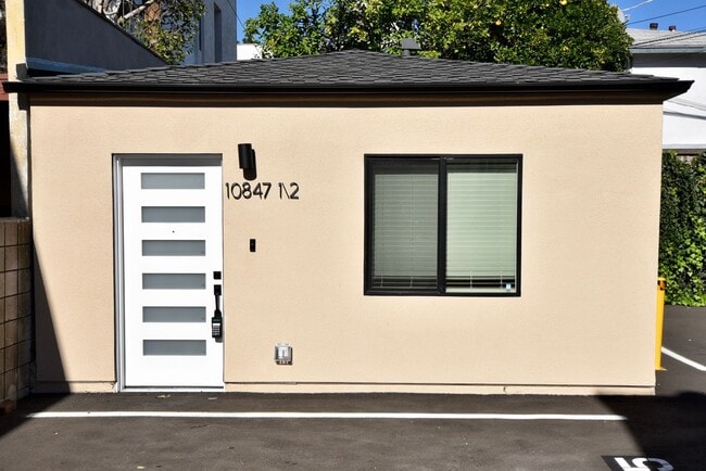 Building Photo - 10839 Moorpark St