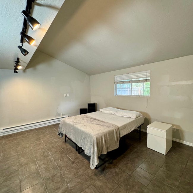 Building Photo - 546 E Delno Dr