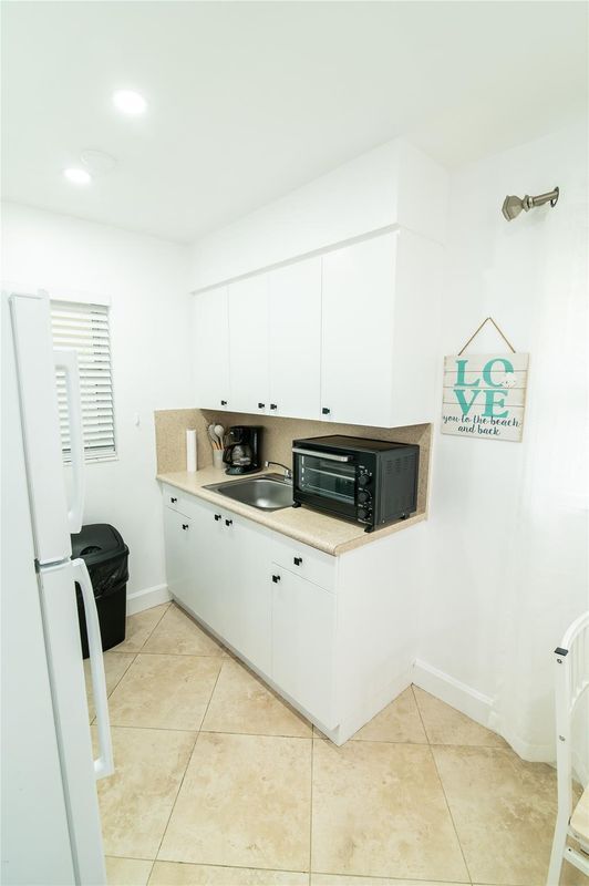 Building Photo - 3230 NE 13th St