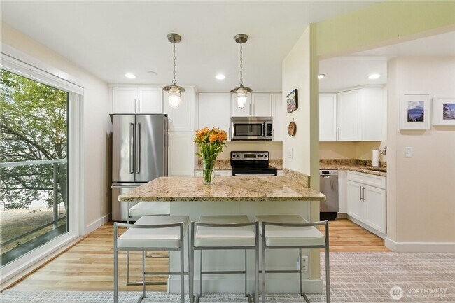 Foto del edificio - 1810 43rd Ave E