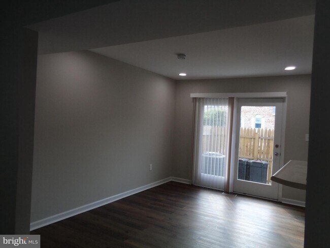 Building Photo - 104 Transverse Ave