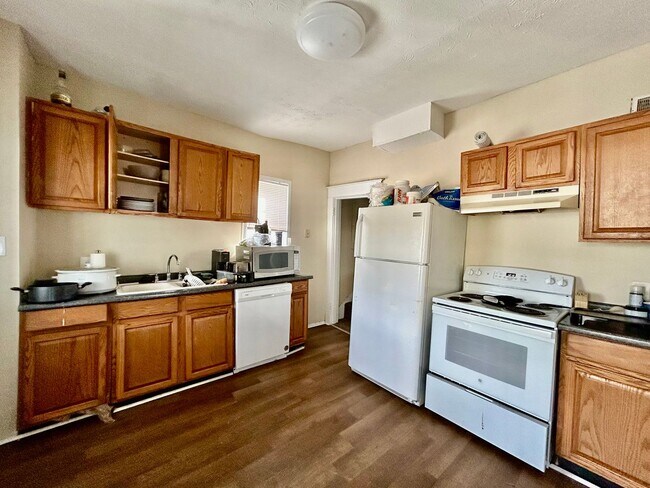 Building Photo - **PRE-LEASING FOR 2026–2027 SCHOOL YEAR!**