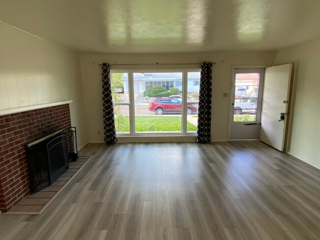 Building Photo - 511 Salano Dr