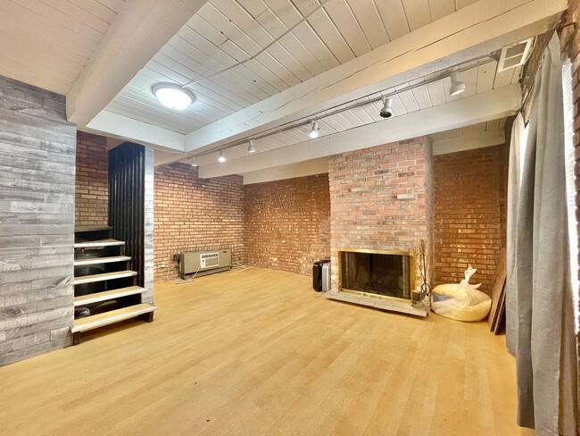 Building Photo - 806 S. Loomis St