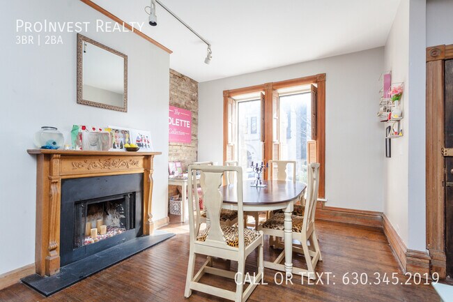Building Photo - Available August 1st! Spacious and Bright ...