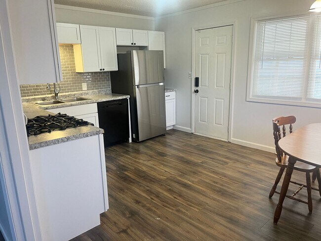 Foto del edificio - 3-Bedroom Home with Spacious Backyard and ...