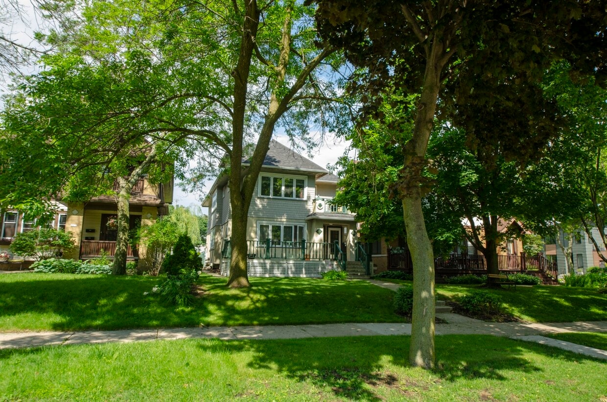 Primary Photo - 4481 N Frederick Ave