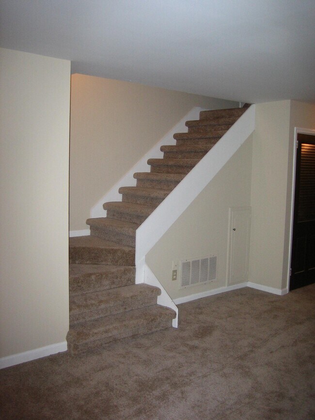 Building Photo - 732 Sanders Rd