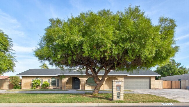 Building Photo - Gorgeous 5 Bedroom with a Den Remodeled pr...