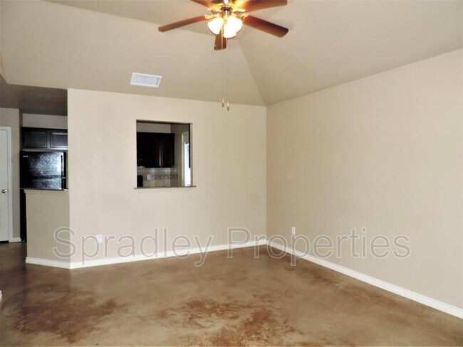 Building Photo - 767 E Ridge Blvd