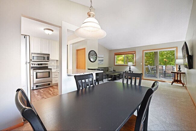 Building Photo - 1815 Black Oaks Ln N