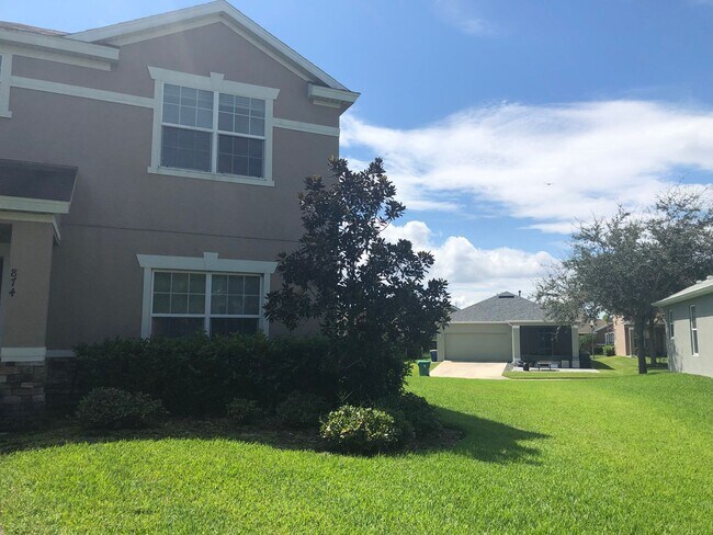 Foto del edificio - MOVE IN NOW! Great location- in Oaks At Brandy Lake! 5 bed 2.5 bath 2 story home with large bonus...