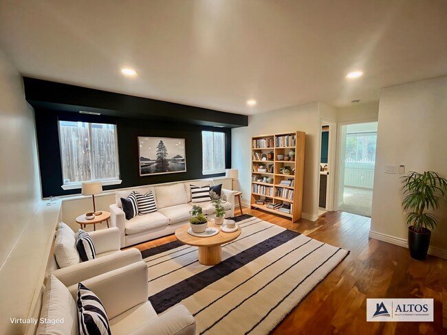 Foto del edificio - Beautifully Renovated 4-Bedroom Home in Ca...