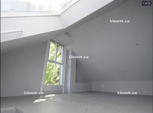 Photo du bâtiment - Bright  1 Bedroom Apartment In The Heart Of The Beaches.