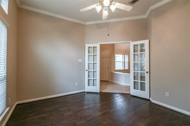 Foto del edificio - 5911 Mettler Ln