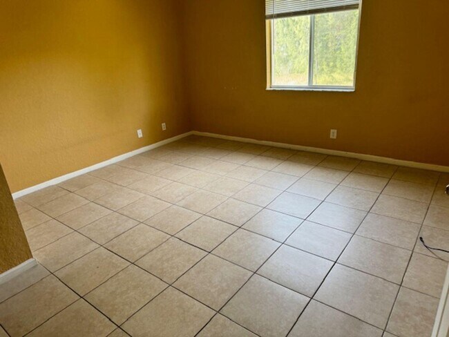 Foto del edificio - 1169 Golden Lakes Blvd