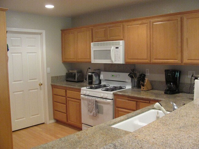 Building Photo - Spacious Home in Gated Community