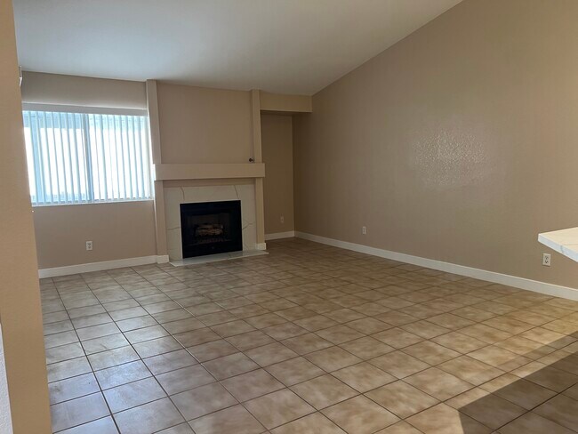 Family room - 838 Centaur Ave