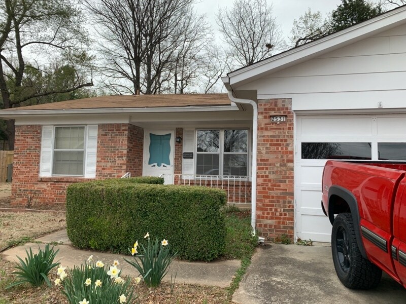 Primary Photo - 2531 E Skelly Dr