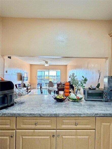 Building Photo - 305 W 68th St