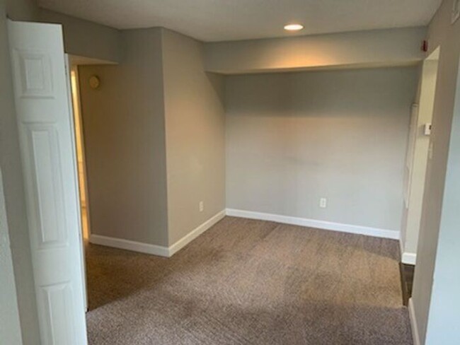 Building Photo - FABULOUS 2 Bedroom/1 Bath Condo!!