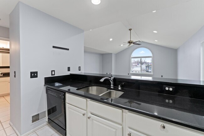 Foto del edificio - 512 W 12 Mile Rd