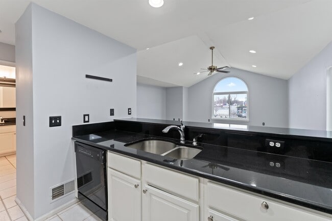 Building Photo - 512 W 12 Mile Rd