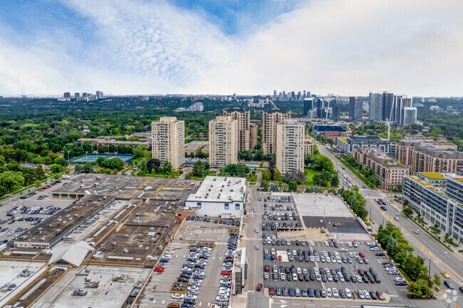 Photo aérienne - Bayview Village Place