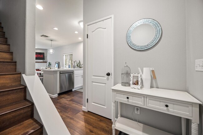 Foto del edificio - Spacious 3-Bedroom Townhouse in Burgundy H...