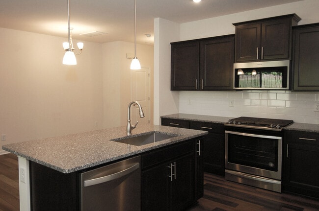 Building Photo - 331 White Oak Ridge Dr