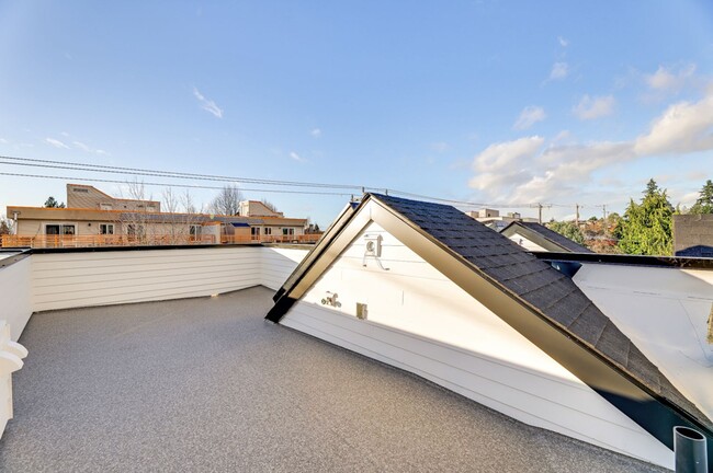 Building Photo - Rooftop Deck, Parking and AC