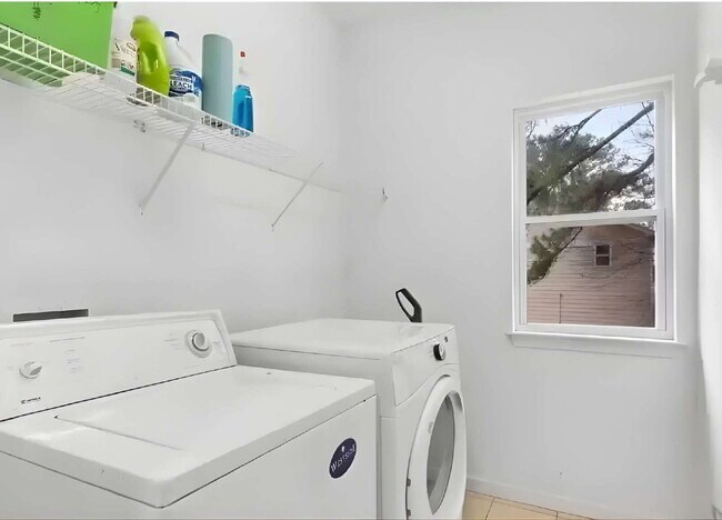 Building Photo - Westside central located comfortable & spa...