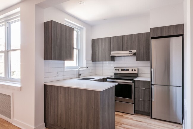 Building Photo - 2105 Chomedey