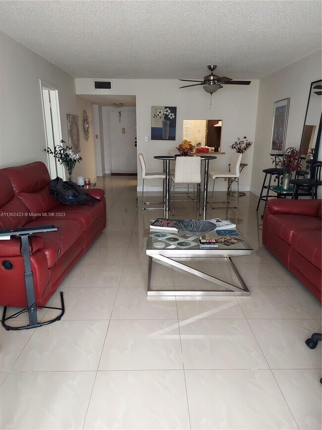 Foto del edificio - 8310 Sands Point Blvd